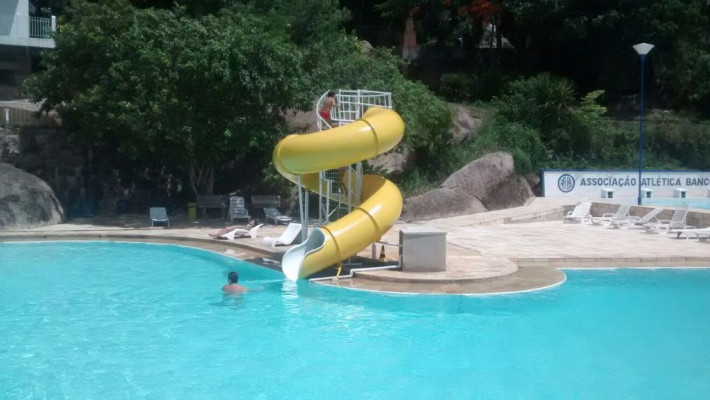 Venha curtir o toboágua na piscina da AABB Niterói!