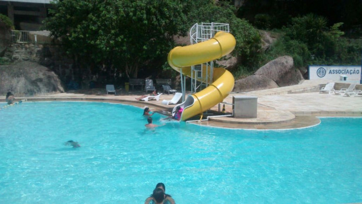 Venha curtir o toboágua na piscina da AABB Niterói!