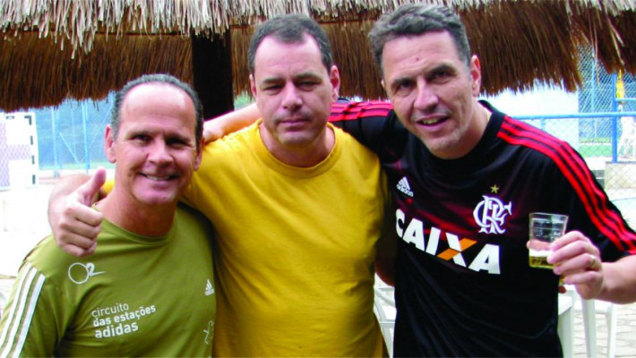 Beliscou, Pagou! Grupo que se reúne em Piratininga todo domingo depois do futebol.